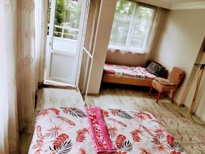 Schlafzimmer mit einem Bett und einem Fenster in der Unterkunft Forest villa- 5 minutes from the airport in Arnavutköy