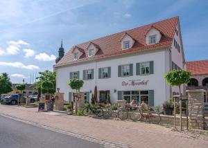 un bâtiment avec des vélos garés à l'extérieur dans une rue dans l'établissement Der Moserhof, à Oberaurach