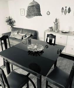 a black table and chairs in a living room at Casa Lilás in São João