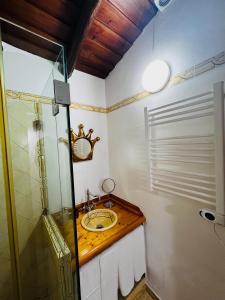 ein Bad mit einem Waschbecken und einer Glasdusche in der Unterkunft É um Descanso in Campinho