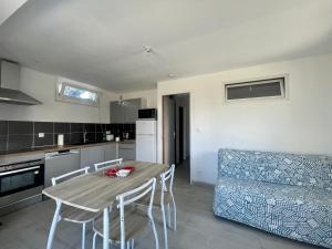 Η κουζίνα ή μικρή κουζίνα στο Bellavista by Melrose +11 φωτογραφίες