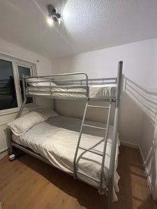 ein Schlafzimmer mit einem Etagenbett mit einer Leiter in der Unterkunft Beautiful 3-Bed House in London in London