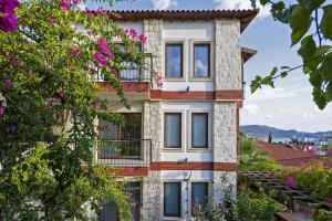 una casa con un balcón en el lateral. en Luna Kaş en Kas