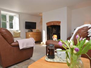 a living room with a couch and a fireplace at 2 Bed in Dorchester 66192 in Stratton