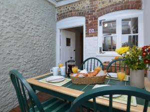 una mesa con una cesta de comida. en 2 Bed in Dorchester 66192, en Stratton 19 fotos más