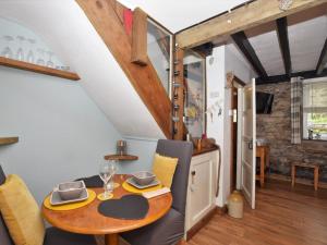 Llanaelhaiarnにある1 bed property in Trefor Beach 77891のダイニングルーム(テーブル、椅子付)