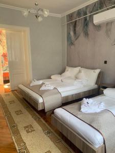 A bed or beds in a room at Szent István Apartman
