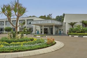 un grande edificio bianco con cortile con piante di Garden Court Mthatha a Mthatha