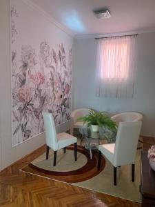 - un salon avec deux chaises et une table dans l'établissement Szent István Apartman, à Makó