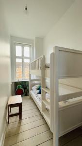 Camera con 2 letti a castello e finestra di ApartmentInCopenhagen Apartment 1590 a Copenaghen