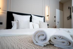a white bed with white sheets and pillows at Julys Apartment Nr 3 in Oberhausen