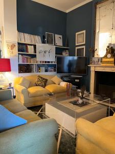 - un salon avec un canapé et une table dans l'établissement artemare, à Viareggio