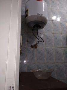 secador de pelo en la pared de un baño en El Nahass Villa, en Ras El Bar