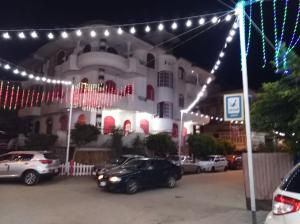 un edificio con luci e auto parcheggiate in un parcheggio di El Nahass Villa a Ras El Bar