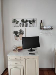 a computer monitor sitting on top of a white desk at Regina di Cuori in Andorno Micca