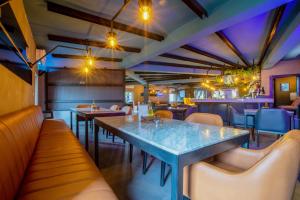 A restaurant or other place to eat at Tree House Boutique Hotel