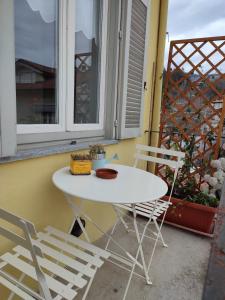 a white table and two chairs on a balcony at Regina di Cuori in Andorno Micca