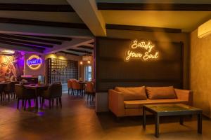 A seating area at Tree House Boutique Hotel