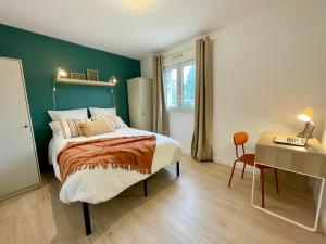 1 dormitorio con 1 cama con pared verde en Le Rêve Ebroïcien, T3 Sur équipé - Gare - centre en Évreux