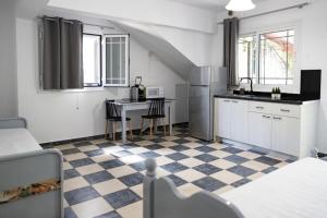 een keuken met een geruite vloer in een kamer bij Koala Place in Vasiliki