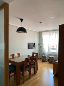 comedor con mesa y sillas en Acogedor piso céntrico, en Lugo