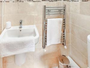 La salle de bains est pourvue d'un lavabo et de toilettes. dans l'établissement 1 Bed in Wedmore 51337, à Chapel Allerton