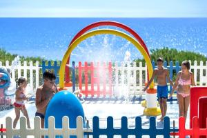 un gruppo di bambini che giocano in un parco acquatico di Serenusa Resort a Licata