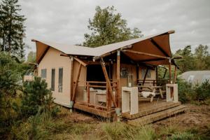 Bygningen som campingpladsen ligger i