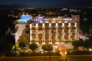 Bazén v ubytování Hotel Nuova Sabrina nebo v jeho okolí