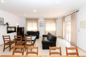 - un salon avec un canapé et des chaises dans l'établissement Villa Serena, à Lloret de Mar