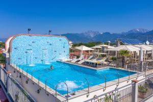 皮耶特拉桑塔的住宿－諾瓦薩布麗娜酒店，在阳台上的大型游泳池游泳的人