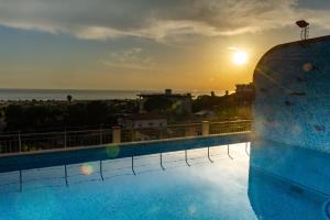 Bazén v ubytování Hotel Nuova Sabrina nebo v jeho okolí