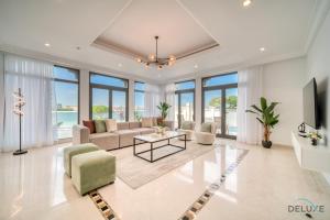 Et sittehjørne på Seaside 5BR Villa with Assistant's Room and Beach Access on Palm Jumeirah by Deluxe Holiday Homes