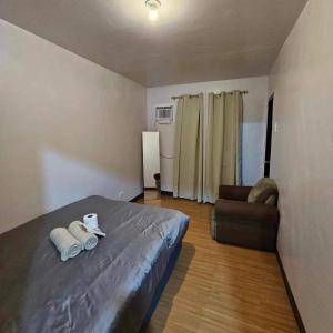 Katil atau katil-katil dalam bilik di Deca homes condominium tisa Labangon