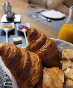 莫爾濟訥的住宿－Chalet Lisa，桌上的糕点和面包