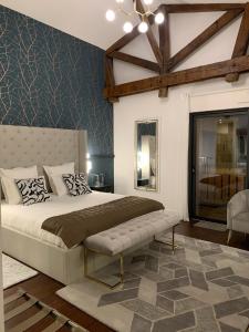 - une chambre avec un lit king-size et un mur bleu dans l'établissement La Cabane D'Ambroise, à Bordeaux