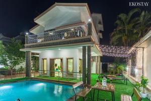 una villa con piscina di notte di EKO STAY- Paramount Villa a Lonavala