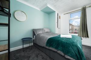 a bedroom with a bed and a window at The Cosgrove - Central Cleethorpes in Cleethorpes