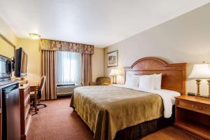 Ένα ή περισσότερα κρεβάτια σε δωμάτιο στο Quality Inn Alliance +45 φωτογραφίες