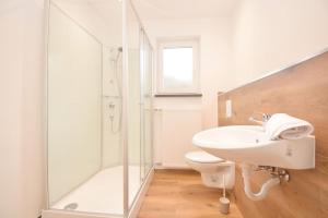 CO01-HI Apartment für Facharbeiter in Coburg في كوبورغ: حمام مع حوض ومرحاض ودش