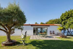 A garden outside A Factoria Beach House by Prishomes