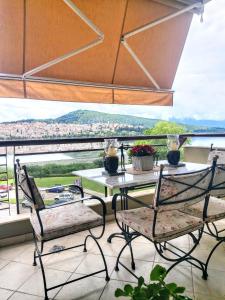 una mesa y sillas en un balcón con vistas en Classic Apartment With Beautiful View en Kastoria