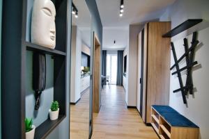 korytarz prowadzący do salonu z kanapą i pokoju z kuchnią w obiekcie Apartament No 61 Blue Holiday Home Zator w Zatorze