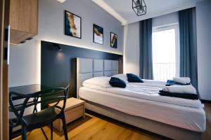 sypialnia z łóżkiem, biurkiem i krzesłem w obiekcie Apartament No 61 Blue Holiday Home Zator w Zatorze