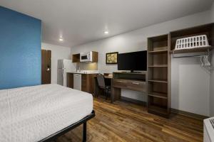 WoodSpring Suites Yorktown Newport News tesisinde bir televizyon ve/veya eğlence merkezi