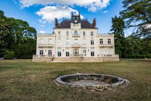 Una casa vieja con una torre de reloj encima. en Château de la Rocherie en Varennes Vauzelles