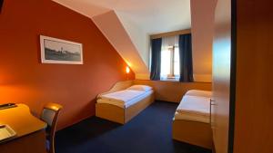 Tempat tidur dalam kamar di Hotel U Milína