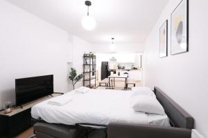 - une chambre avec 2 lits et une télévision à écran plat dans l'établissement Joli appartement Parc de la Villette - 4P, à Paris