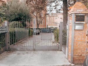 a metal gate with a driveway in front of a building at Arche' Bed and Breakfast in Matera
