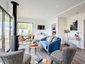 uma sala de estar com um sofá azul e um fogão em 2 Bed in East Bergholt 82399 em East Bergholt